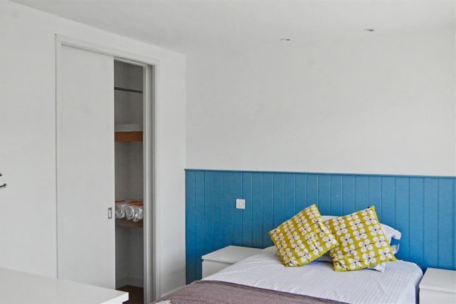 111, Applegarth Avenue, Guildford photo 4