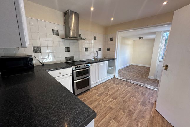 39, Spruce Hill, HARLOW photo 2