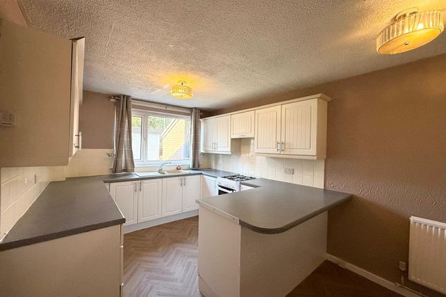 25, Snowden Vale, West Yorkshire photo 4