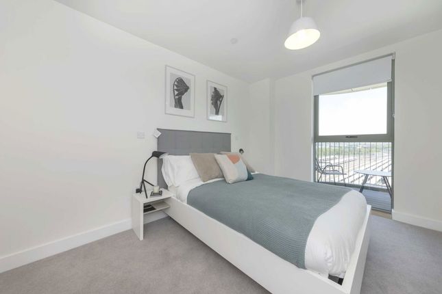 Flat 44 Easton Court, 4, Green Street, London photo 4