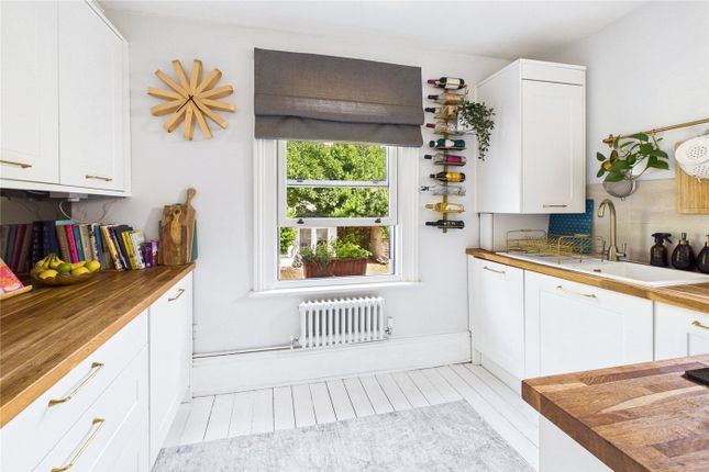 39B,, Hopton Road, London photo 4