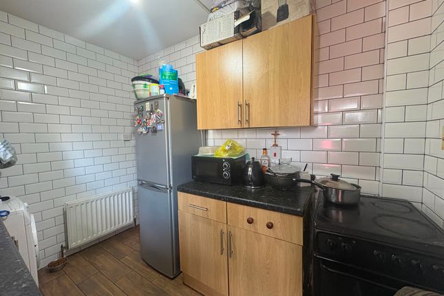 37 Rostrevor Gardens, Southall photo 4