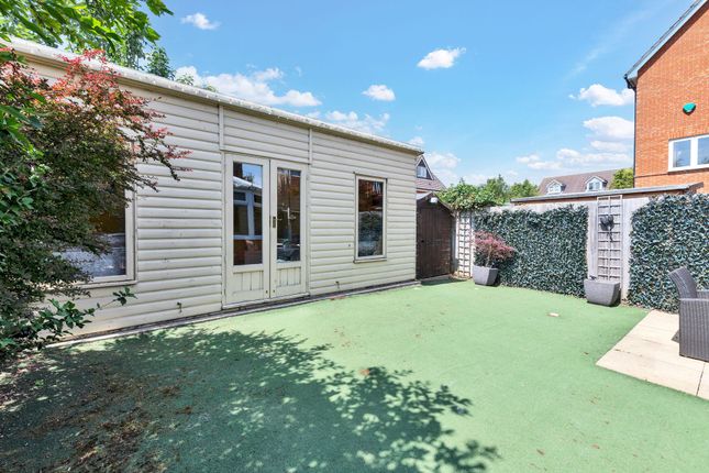 33 Pippin Grove, Royston photo 3