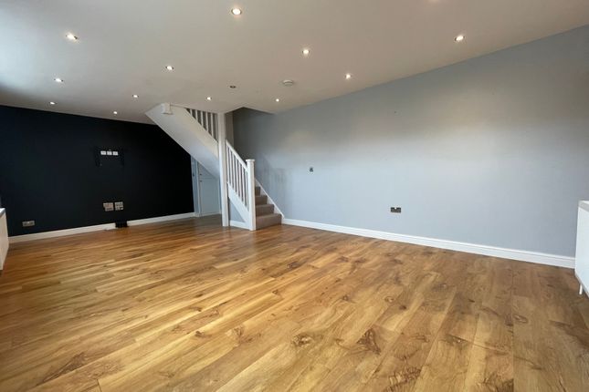 8 Priory Lane, Royston photo 2