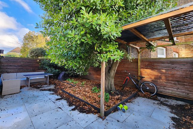 Flat Flat 3, 54, Creffield Road, London photo 3