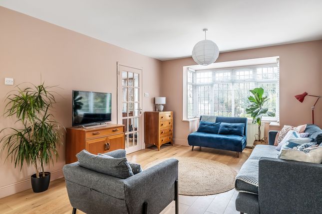 19 Meadowbrook, Oxted photo 2