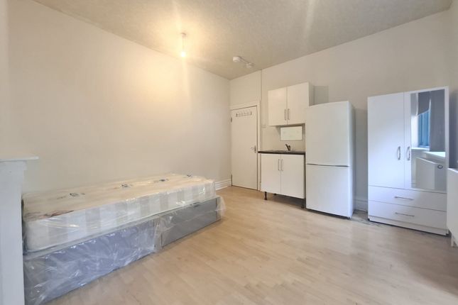 Flat 3, 16, Helenslea Avenue, Golders Green photo 2