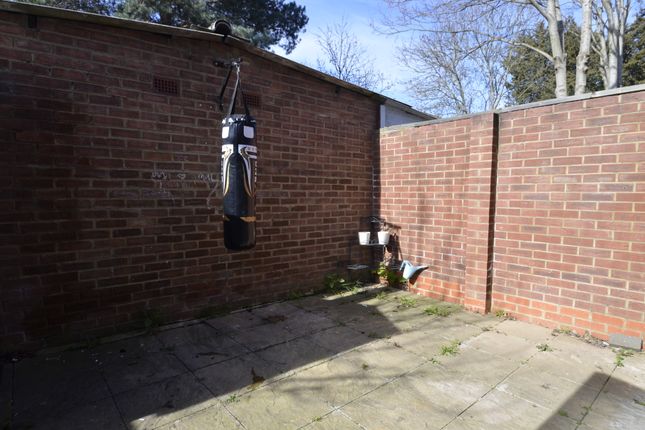 Room 3, 16, Cherry Crescent, Brentford photo 2