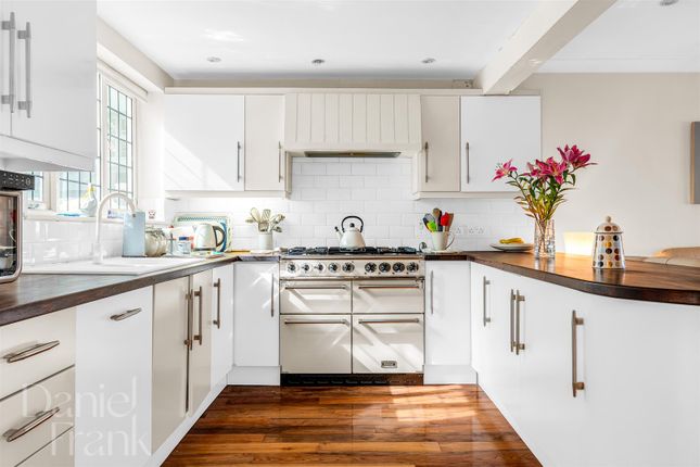 8, Ollards Grove, Loughton photo 4