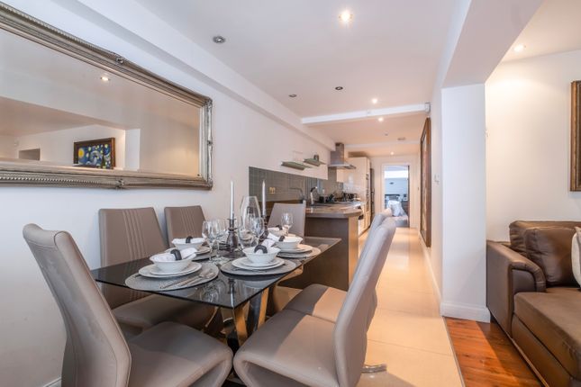 Flat for sale in Gloucester Mews, London