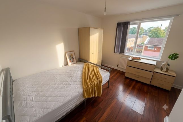 23, Hitchen Street, Manchester photo 4