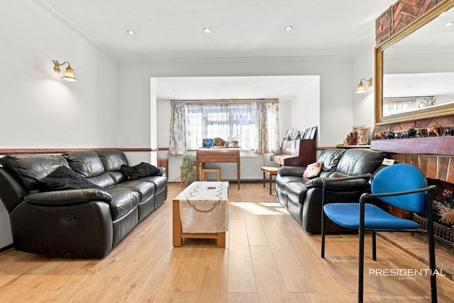 4 Broadhurst Gardens, Chigwell photo 4