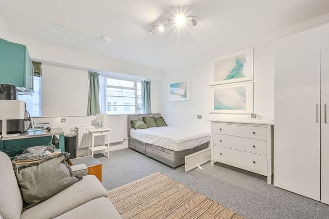 Studio flat on Sloane Avenue, Chelsea, £2,100/mo
