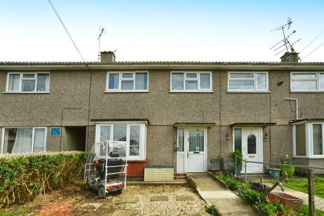 Terraced house for sale in Carstairs Avenue, Swindon