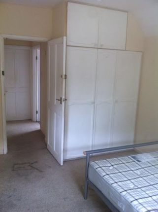 19, Stoke Hills, Farnham photo 4