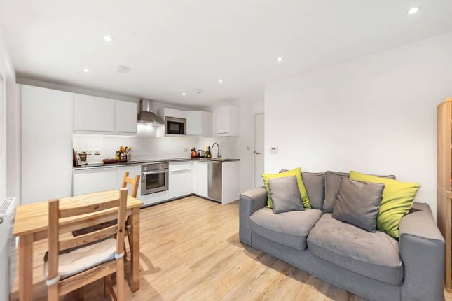 Flat to rent in Triangle Place, Clapham, London