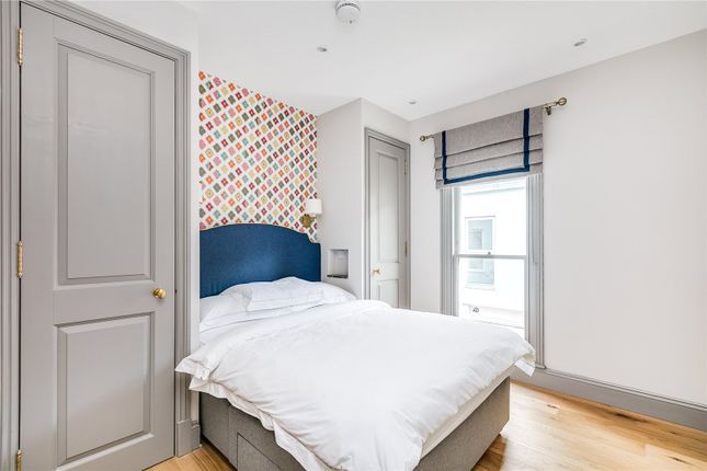 Mews house for sale in Old Manor Yard, Earls Court, London