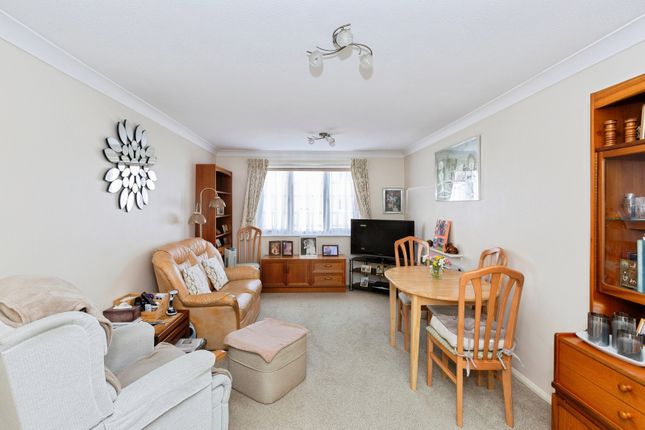 40, Limewood Court, Ilford photo 2