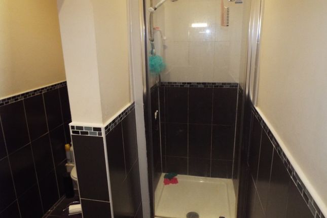 Bright And Modern Bathroom Featuring A Spacious Sh...