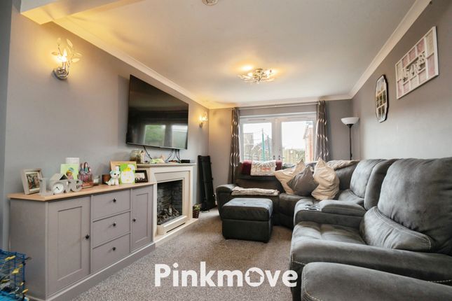 5, Spring Lane, Cwmbran photo 3