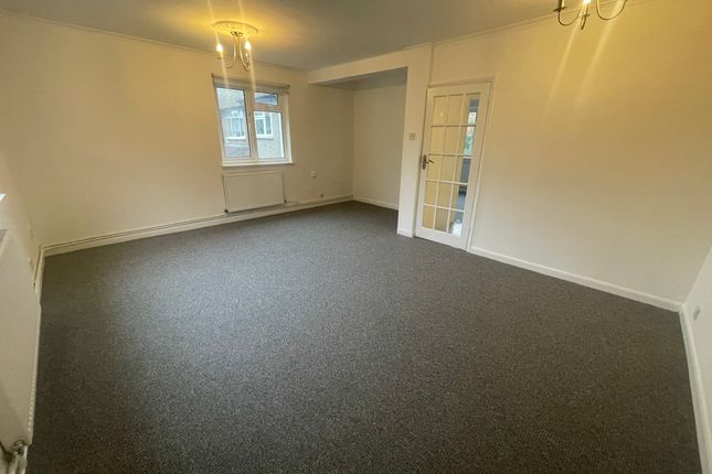 Bullen Court, Hainault photo 3