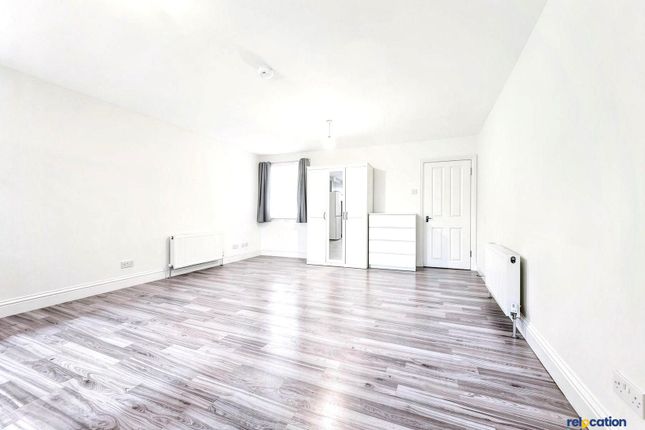 Flat E, 363 High Road, London photo 2