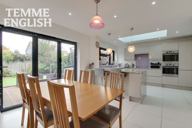 38 Canewdon Gardens, Wickford photo 4