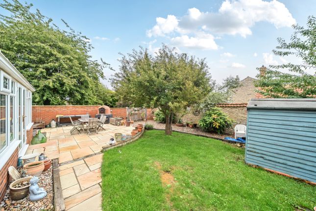 35, Hall Close, Grantham photo 4