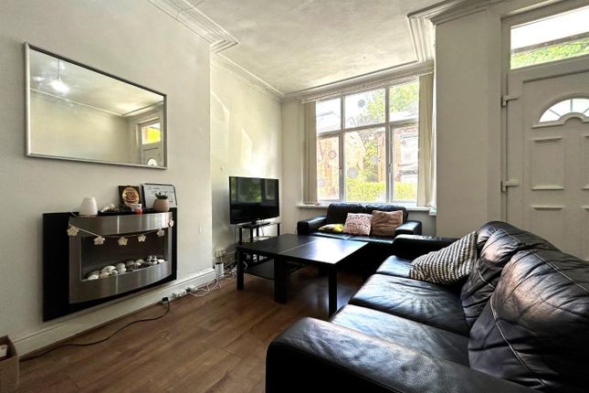 Room 5, 24 Village Place, Leeds photo 4