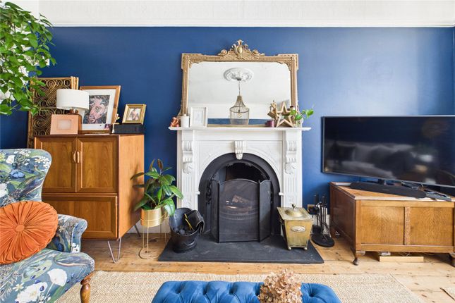 39B,, Hopton Road, London photo 3