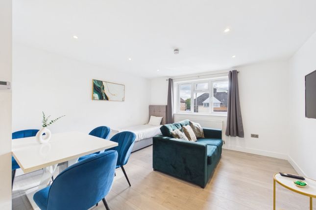 Flat 1, 2B,, Desford Way, Surrey photo 2