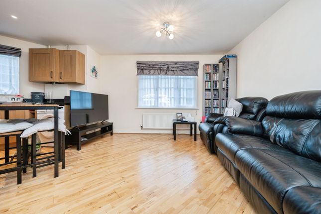 45, Scarlett Avenue, AYLESBURY photo 2