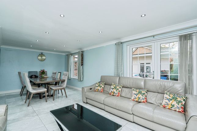 5, Shilburn Way, Woking photo 4