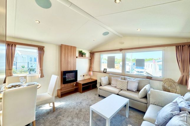 Oaklands Holiday Park, Nr-Clacton-On-Sea photo 3