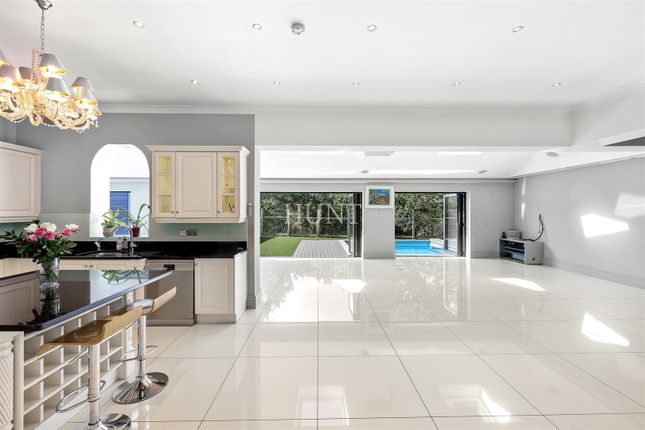6, Regents Drive, Woodford Green photo 3