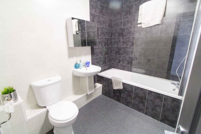 Terraced house to rent in Hyde Park Terrace, Leeds