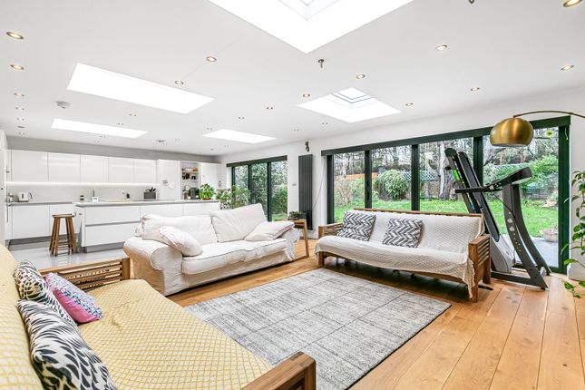 12, Broomfield, Surrey photo 4