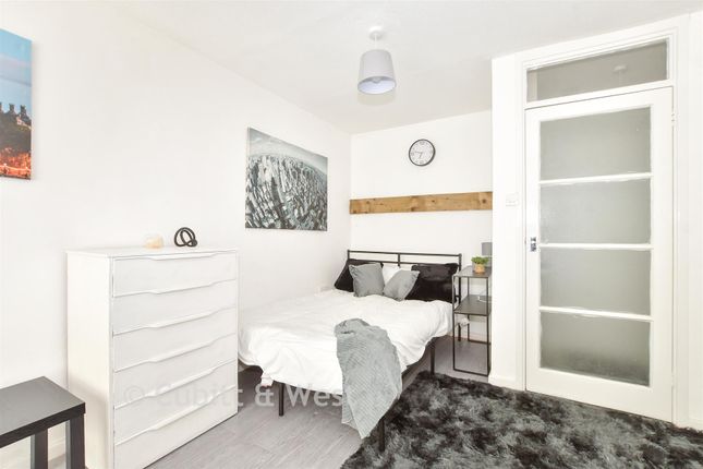 1-bed flat on Hamilton House, Bell Street, Reigate, £150,000