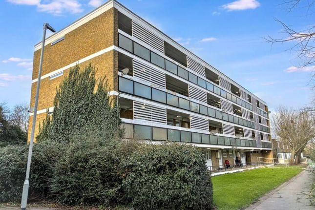 2-bed flat on 56 Pamplins, 56 Pamplins, Basildon, £55,000