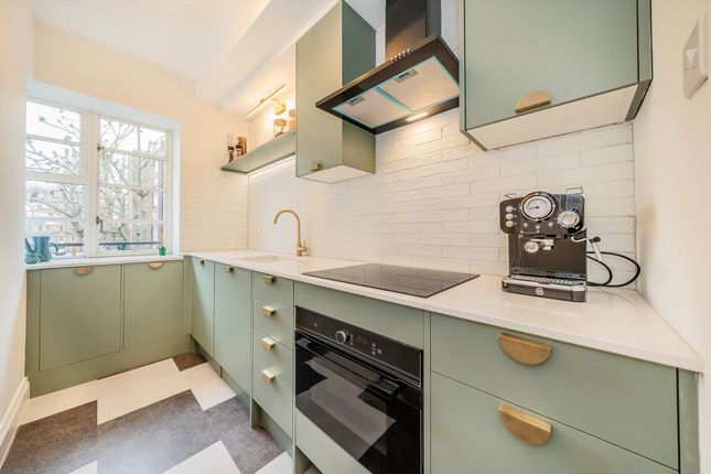 Flat 25, Winchester Court, Vicarage Gate, London photo 3