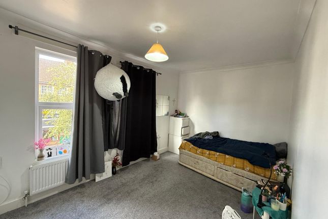 Vicarage Way, Watford photo 4