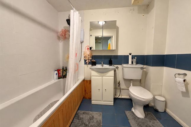 77, Draycott Close, London photo 5