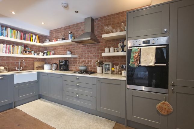 Basement Flat, 223 Burrage Road, Woolwich photo 4