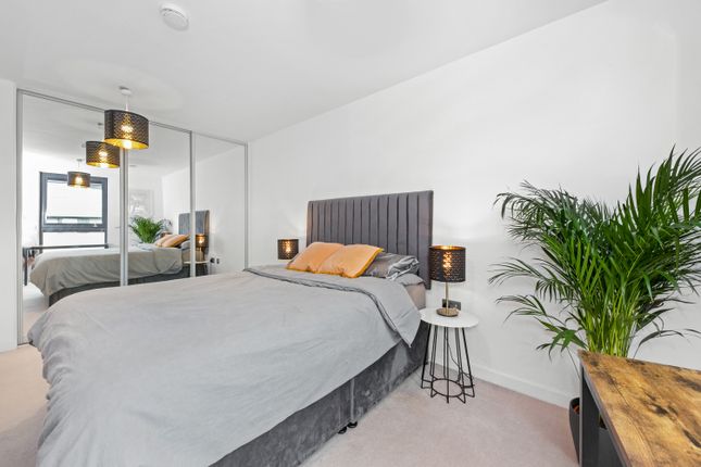 Flat for sale in Hawthorne Crescent, London