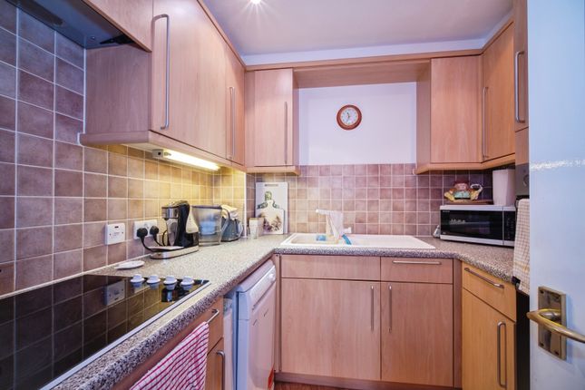 Flat 22, Academy Gate, 233, London Road, Surrey photo 4