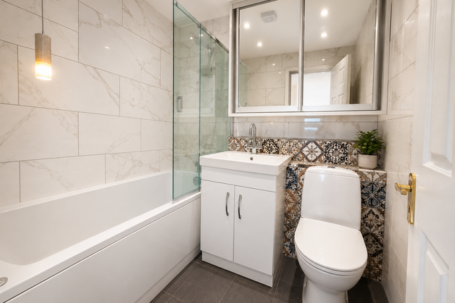 Flat 11, Waterford House, Thorney Mill Road, West Drayton photo 4