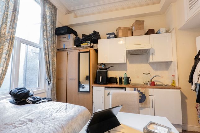 Flat 14, 8 Cheniston Gardens, Kensington photo 4