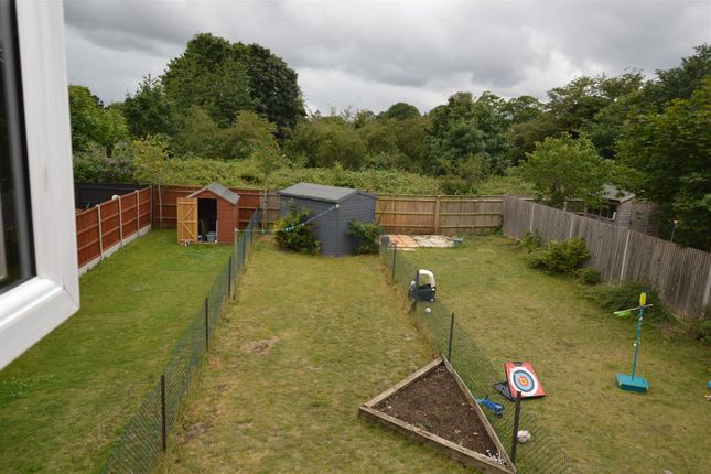 32, Maple Lodge Close, Maple Cross photo 5
