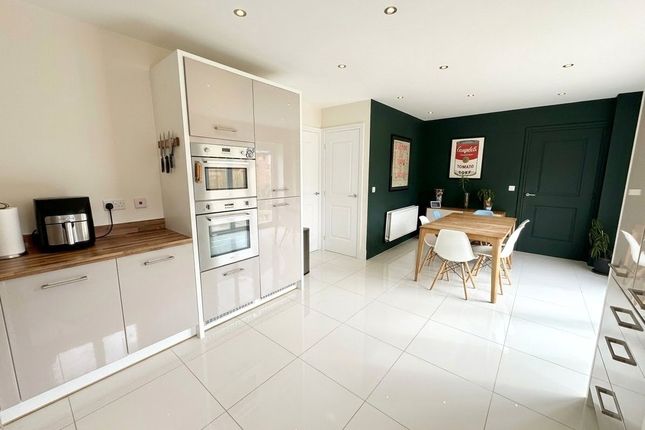 5, Biddestone Avenue, Swindon photo 3