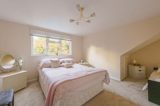Mount Drive, Wembley Park photo 4